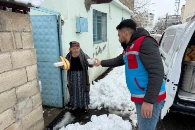 Araban&rsquo;da yoğun kar yağışına rağmen 500 aileye sıcak yemek ulaştırıldı
