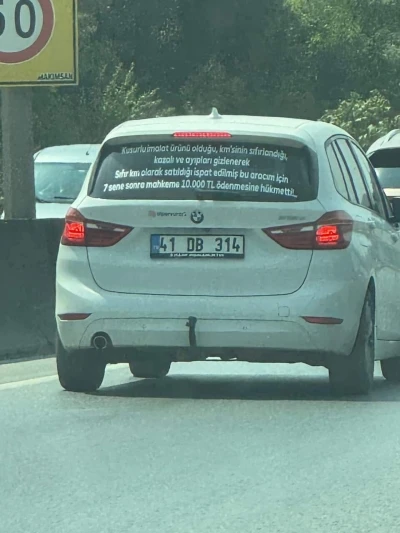 Arabasının arkasına yazdığı yazıyı gören dönüp bir daha bakıyor
