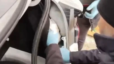 Arabaya uyuşturucu zulalayan şahıslar polisten kaçamadı: 3 tutuklama
