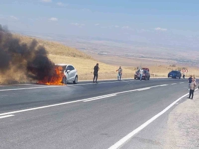 Araç alev alev yandı
