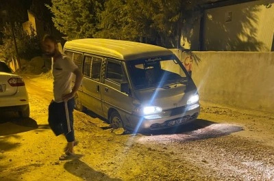 Araç, alt yapı çukurunda mahsur kaldı