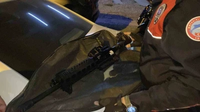 Araç bagajında bulunan tüfeğe el konuldu
