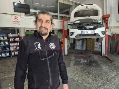 Ara&ccedil; i&ccedil;erisinde sıkışan yavru kediyi tamirhanede &ccedil;ırak sahiplendi
