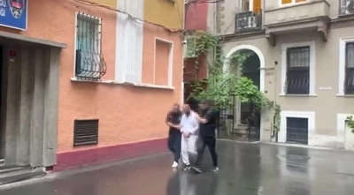 Araç içinde uyuyan şoförü gördü, şarjdaki telefonu böyle çaldı
