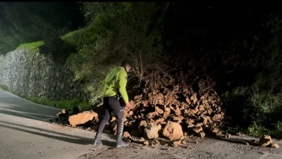 Ara&ccedil; kazayı kıl payı b&ouml;yle atlattı, heyelanla d&uuml;şen kayalar yola savruldu
