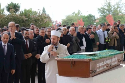 Araç kullanırken kalp krizi geçirerek hayatını kaybeden profesör son yolculuğuna uğurlandı
