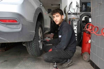 Araç sahiplerine uyarı geldi: &quot;Yazlık lastikler, 7 derecenin altında tehlike oluşturuyor&quot;
