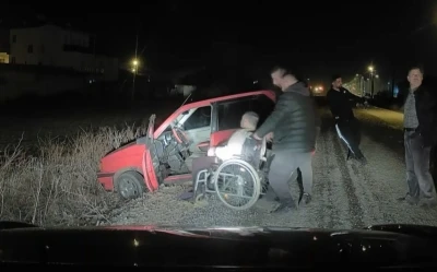 Ara&ccedil; şarampolde, engelli s&uuml;r&uuml;c&uuml; de ara&ccedil;ta mahsur kaldı
