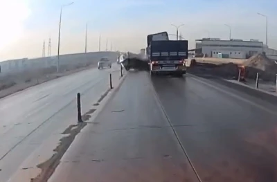 Araç sollamak isterken tırın önünde kaldı: 6 yaralı
