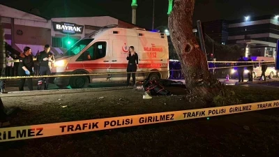 Ara&ccedil; yaya ge&ccedil;idinden ge&ccedil;mek isteyen vatandaşlara &ccedil;arptı: 3 &ouml;l&uuml;, 3 yaralı
