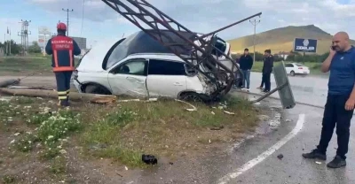 Ara&ccedil; y&uuml;ksek gerilim direğine &ccedil;arptı: 4 yaralı
