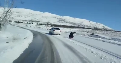 Araca bağladığı kızağı metrelerce &ccedil;ekti
