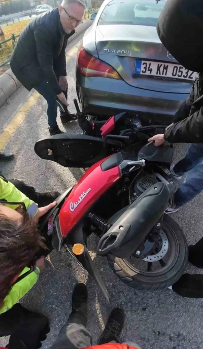 Aracın altında sıkışan motosiklet b&ouml;yle &ccedil;ıkarıldı

