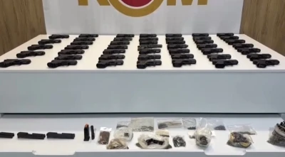 Aracın d&ouml;şeme i&ccedil;lerine gizlenen 47 tabanca ele ge&ccedil;irildi
