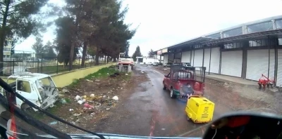 Aracın kasasında oturan &ccedil;ocuk d&uuml;şme tehlikesiyle karşı karşıya kaldı
