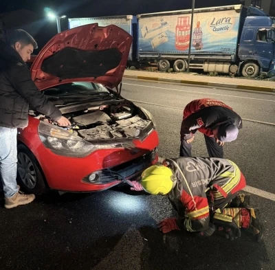 Aracın motoruna giren tilki ekiplerce kurtarıldı
