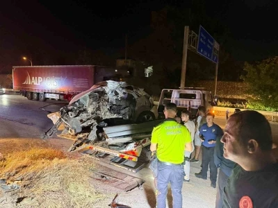 Aracın motorunun fırlayıp barakaya girdiği kazada, s&uuml;r&uuml;c&uuml; hayatını kaybetti
