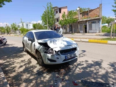 Aracın &ouml;n&uuml;n&uuml; keserek s&uuml;r&uuml;c&uuml;y&uuml; darp ettiler
