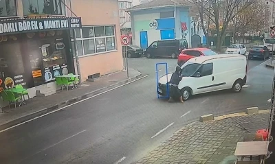 Aracın yayaya &ccedil;arptığı anlar kameraya yansıdı
