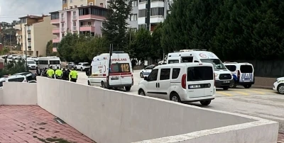 Aracını 3 kişinin üzerine sürdüğü anlar kameraya yansıdı

