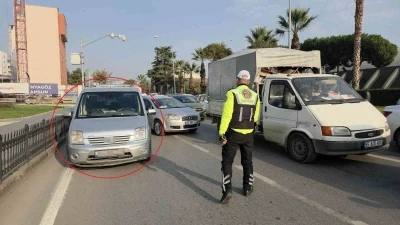 Aracını ana yola park ederek &quot;Ceza yazmıyorlar&quot; dedi: İki ceza birden yedi
