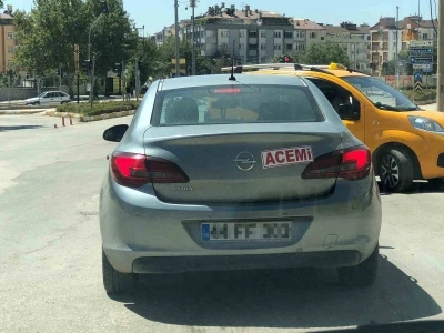 Aracının arkasına ‘acemi’ yazıp trafiğe çıktı
