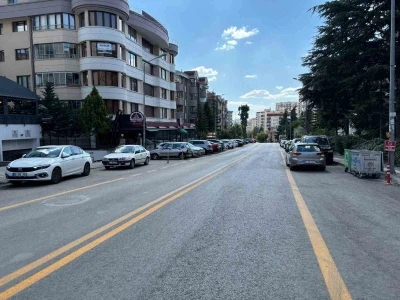 Aracının kontrol&uuml;n&uuml; kaybeden s&uuml;r&uuml;c&uuml; 7 otomobile &ccedil;arptı
