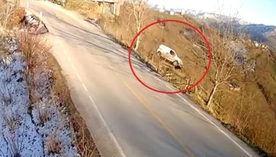 Aracıyla 30 metre y&uuml;kseklikten u&ccedil;an s&uuml;r&uuml;c&uuml; yaralandı
