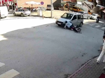Araçla çarpışan motosikletliyi kaskı hayata tutundurdu, o anlar kamerada
