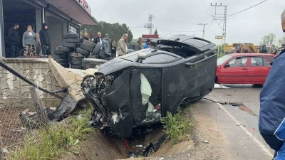 Ara&ccedil;lar &ccedil;arpıştı: Savrulan hafif ticari ara&ccedil; evin duvarını yıktı, 1 yaralı
