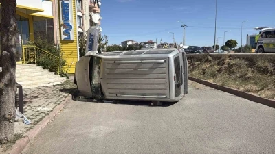 Araçlardan biri yoldan çıkıp devrildi, kazada yaralanan olmadı
