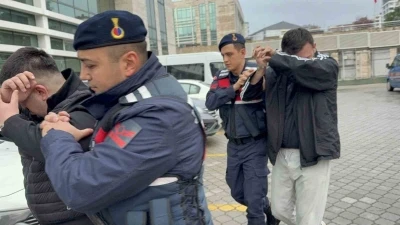 Ara&ccedil;larında uyuşturucuyla yakalanan 2 kişi tutuklandı
