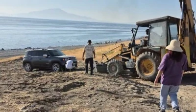 Araçlarıyla yolda kalan piknikçilerin yardımına muhtar koştu
