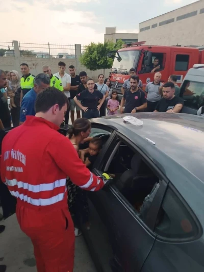 Ara&ccedil;ta kilitli kalan &ccedil;ocuk camın kırılmasıyla kurtarıldı
