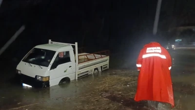 Ara&ccedil;ta mahsur kalma ihbarına giden itfaiye teşekk&uuml;r yerine sitemle karşılaştı
