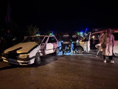 Ara&ccedil;ta sıkışan yaralıyı itfaiye kurtardı
