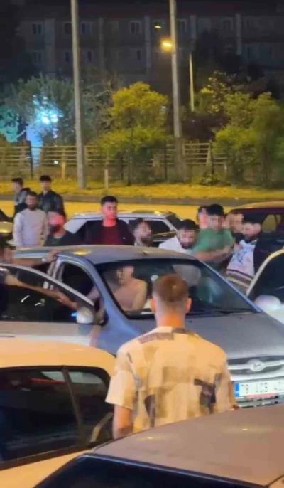 Ara&ccedil;taki 2 kişiyi b&ouml;yle darbettiler
