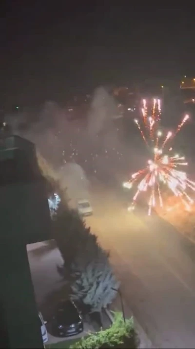 Araçtan atılan havai fişek yangına yol açtı
