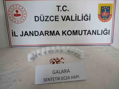 Ara&ccedil;tan atılan poşetten uyuşturucu &ccedil;ıktı
