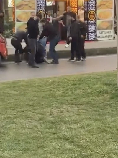 Aralarına aldıkları kişi tekme tokat d&ouml;vd&uuml;ler: O anlar kamerada
