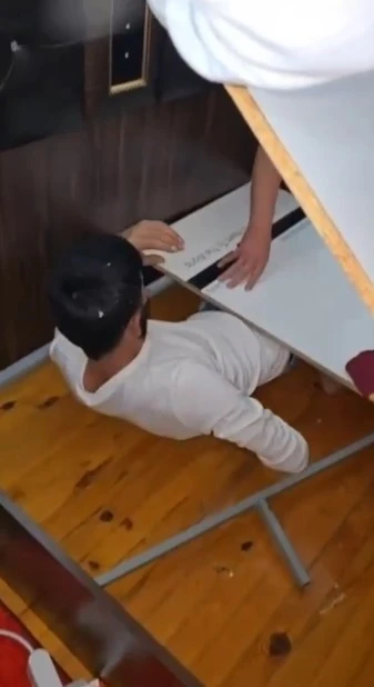 Aranan şahıs yatağın altında yakalandı
