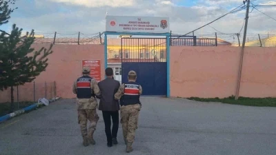 Aranan şahıslar Jandarmadan ka&ccedil;amadı
