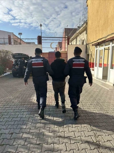 Aranan şahıslar jandarmadan ka&ccedil;amadı
