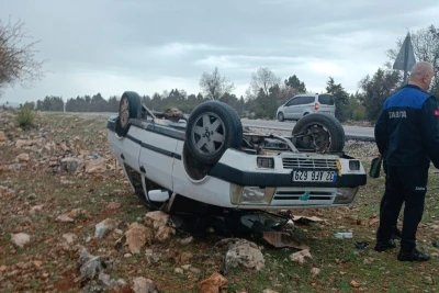 Araziye devrilen otomobilden yara almadan &ccedil;ıktılar
