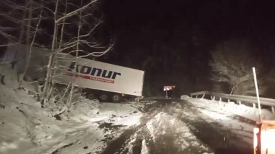 Ardahan-Artvin karayolunda kayan tır yolu kapattı, onlarca ara&ccedil; mahsur kaldı
