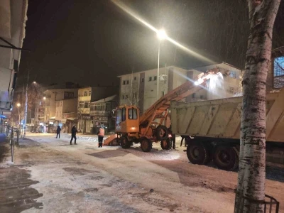 Ardahan Belediyesi karla m&uuml;cadelesini s&uuml;rd&uuml;r&uuml;yor
