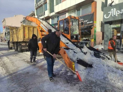 Ardahan&rsquo;da 3 g&uuml;n s&uuml;ren yağışın ardından cadde ve sokaklardaki karlar temizleniyor
