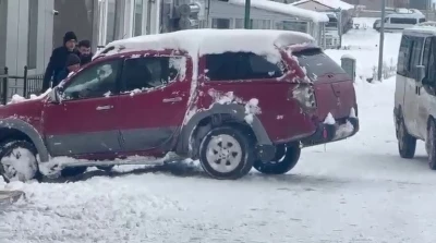 Ardahan&rsquo;da buz tutan yolda ara&ccedil;lar ilerleyemedi
