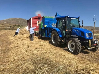 Ardahan’da güneş altında patoz mesaisi
