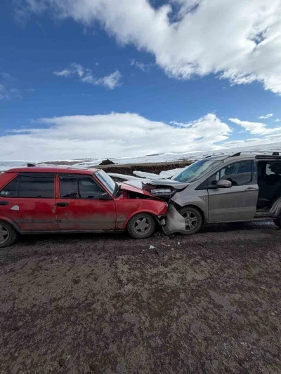 Ardahan&rsquo;da iki otomobil kafa kafaya &ccedil;arpıştı: 2 yaralı
